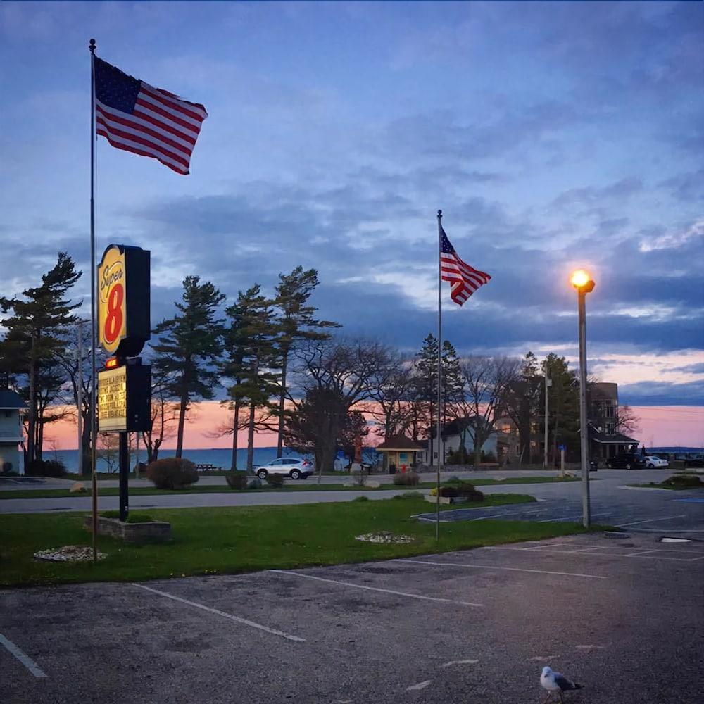 Super 8 By Wyndham Bridgeview Of Mackinaw City Ngoại thất bức ảnh