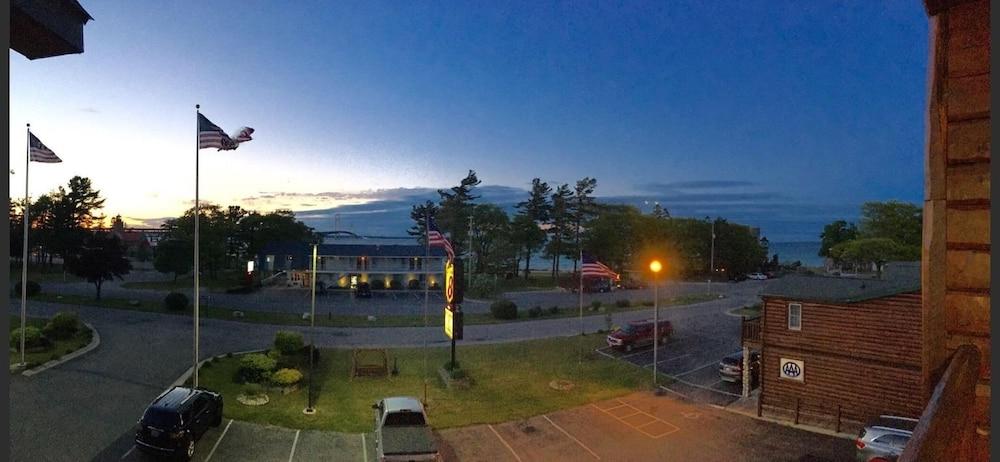 Super 8 By Wyndham Bridgeview Of Mackinaw City Ngoại thất bức ảnh