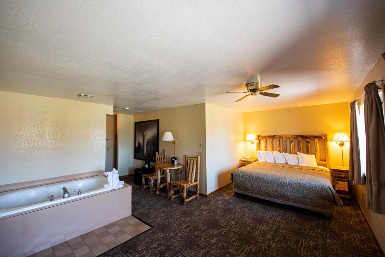 Super 8 By Wyndham Bridgeview Of Mackinaw City Ngoại thất bức ảnh