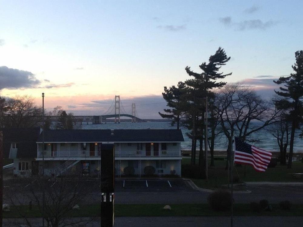 Super 8 By Wyndham Bridgeview Of Mackinaw City Ngoại thất bức ảnh