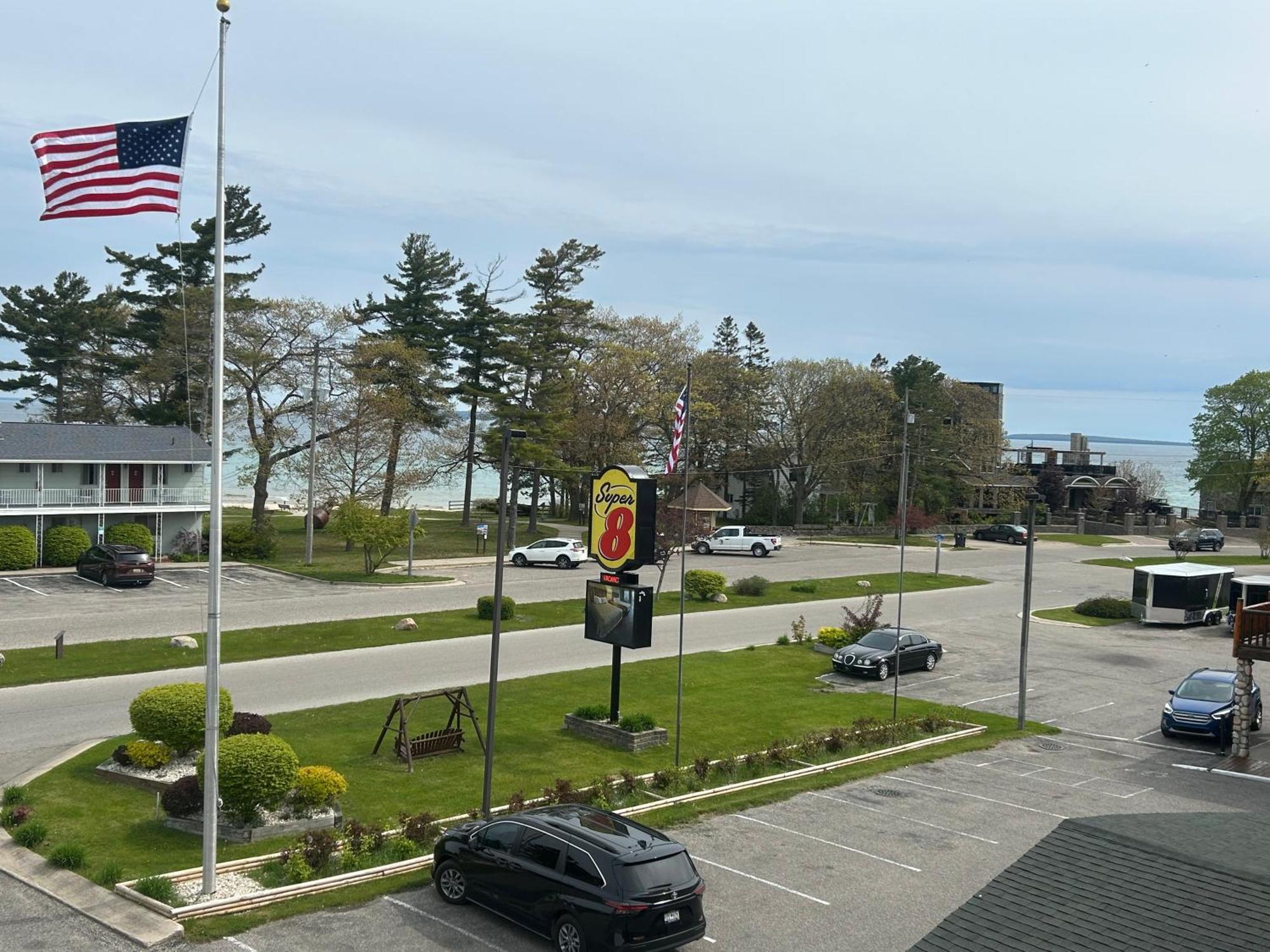 Super 8 By Wyndham Bridgeview Of Mackinaw City Ngoại thất bức ảnh