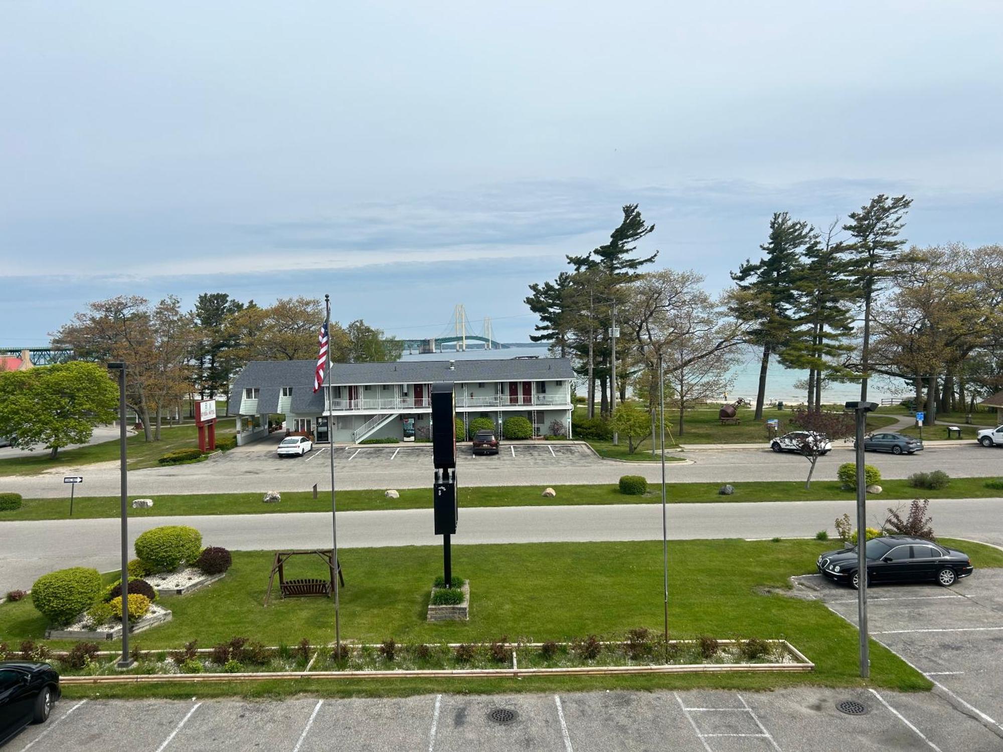 Super 8 By Wyndham Bridgeview Of Mackinaw City Ngoại thất bức ảnh