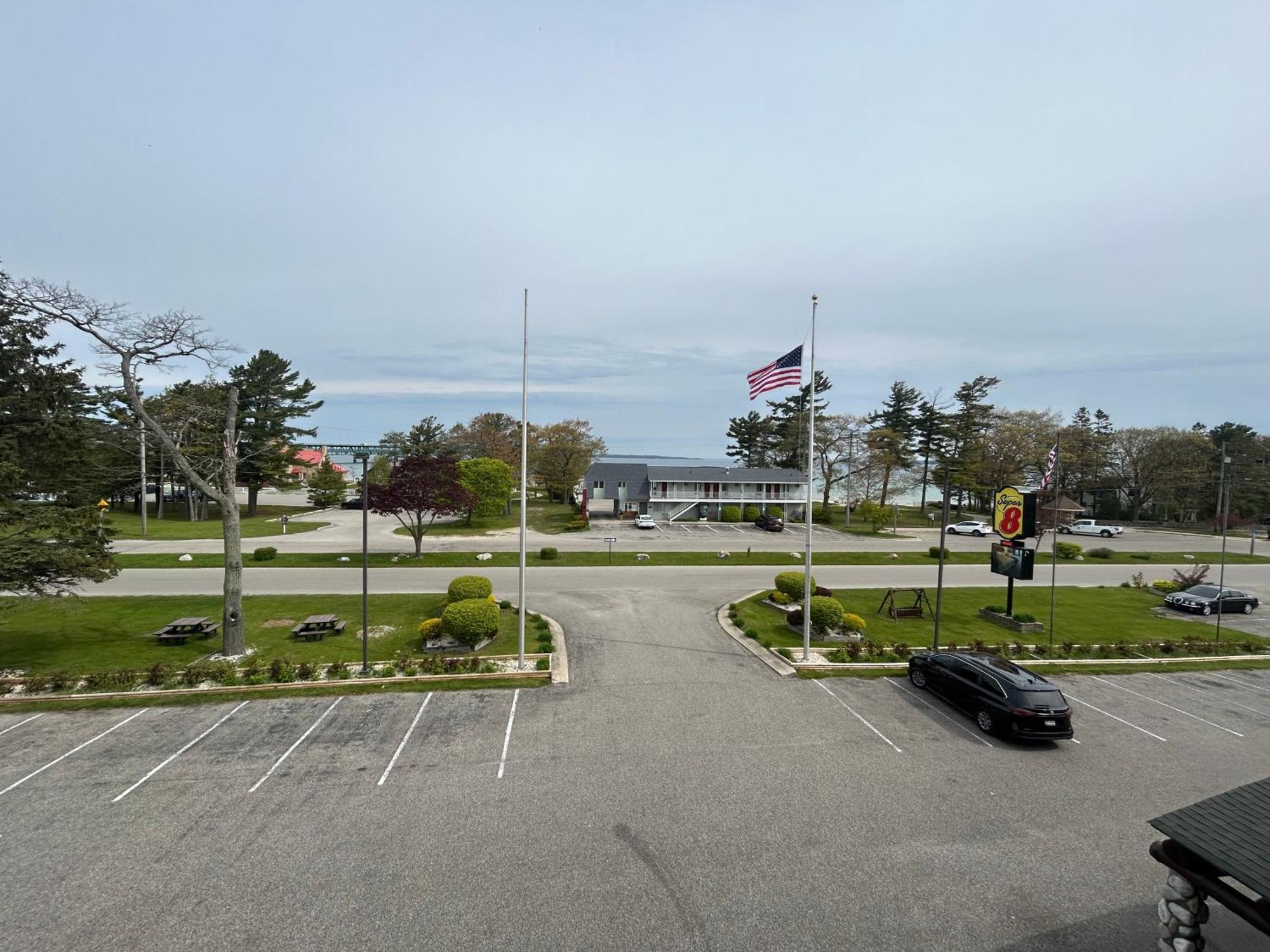 Super 8 By Wyndham Bridgeview Of Mackinaw City Ngoại thất bức ảnh
