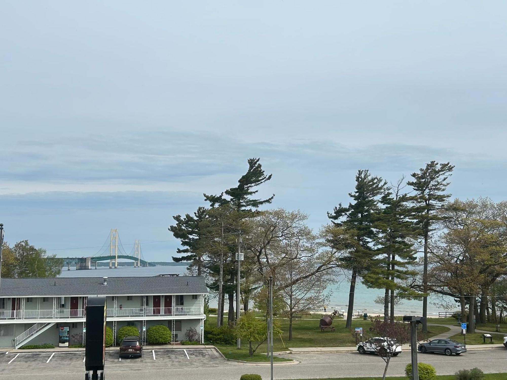 Super 8 By Wyndham Bridgeview Of Mackinaw City Ngoại thất bức ảnh