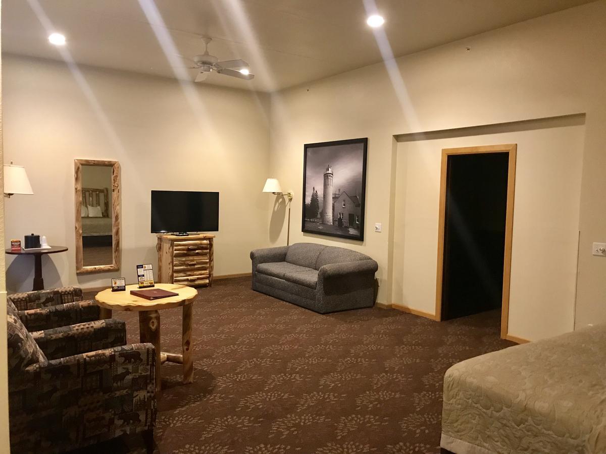 Super 8 By Wyndham Bridgeview Of Mackinaw City Ngoại thất bức ảnh